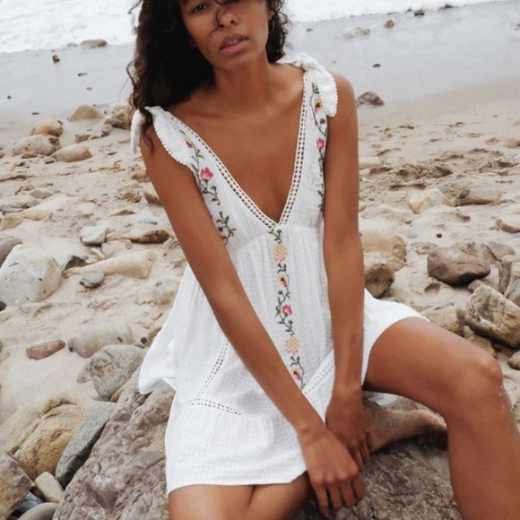 Urban Outfitters Dresses & Skirts - Urban Outfitters White Cotton embroidery Floral Babydoll V Neck mini dress M